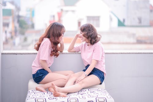 两个女人穿着粉红色的t恤 · 免费素材图片
