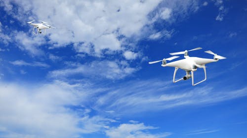 2 Quadcopter在蓝天白云下 · 免费素材图片