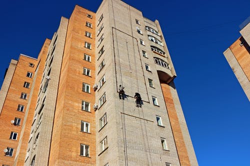 挂在高层建筑上的人 · 免费素材图片