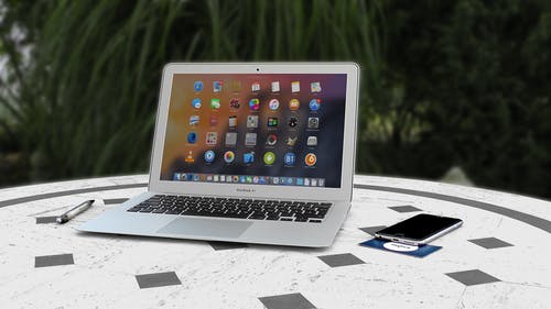 白色和灰色表面上已开启的macbook Air · 免费素材图片
