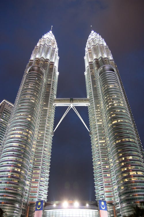 马来西亚双子塔的低角度摄影 · 免费素材图片