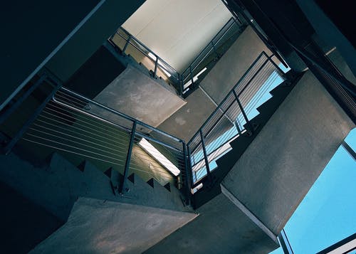 建筑物内楼梯的底视图 · 免费素材图片
