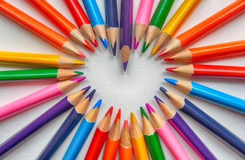 形成心的彩色铅笔一套 · 免费素材图片