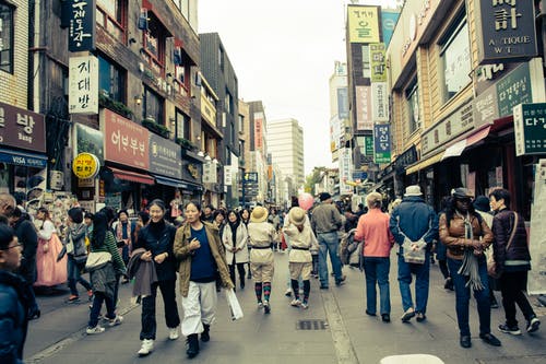 一群人在灰色的路面上行走 · 免费素材图片