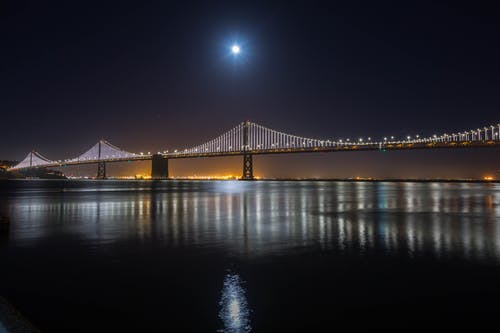 晚上点燃的混凝土桥 · 免费素材图片