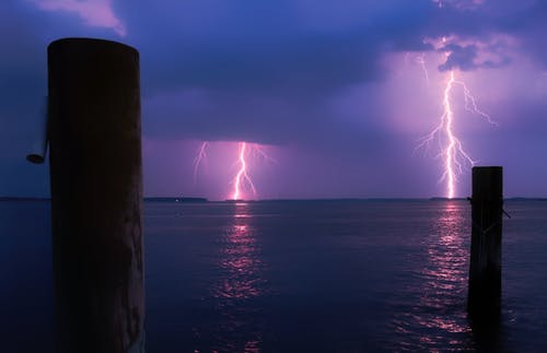 海上闪电对暴风云 · 免费素材图片