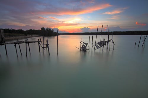 日落时天空映衬的湖风景 · 免费素材图片