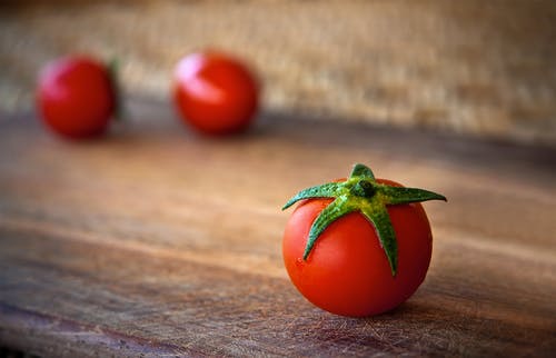 木制的桌子上西红柿的特写镜头 · 免费素材图片