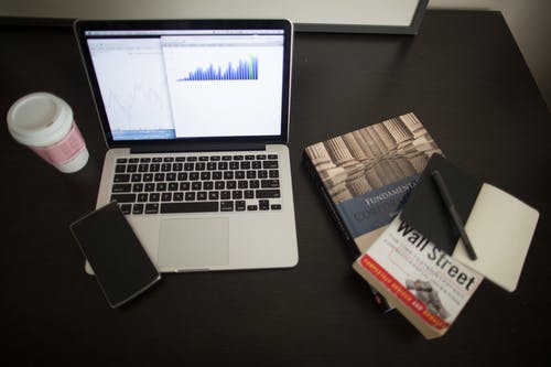 桌上的macbook Pro · 免费素材图片