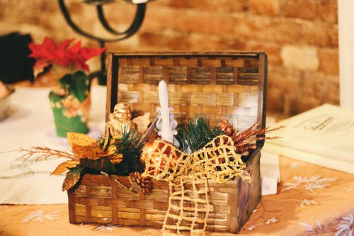 棕色柳条篮与圣诞节装饰 · 免费素材图片