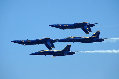 半空中的四架蓝色战斗机 · 免费素材图片