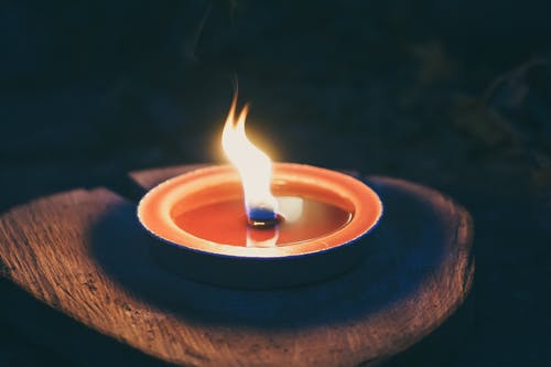 木制平台上的蜡烛 · 免费素材图片