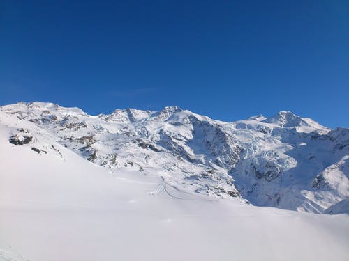蓝蓝的天空下的冰雪覆盖的山 · 免费素材图片