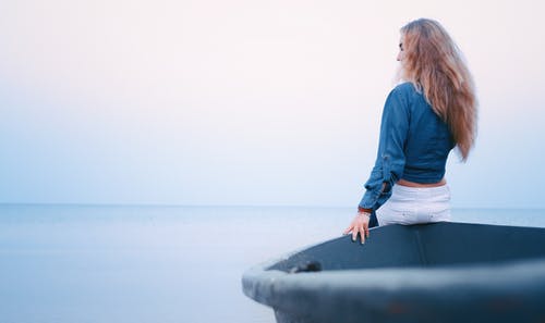 坐在船上的女人 · 免费素材图片