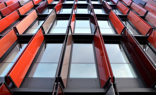 红色金属建筑的低角度摄影 · 免费素材图片