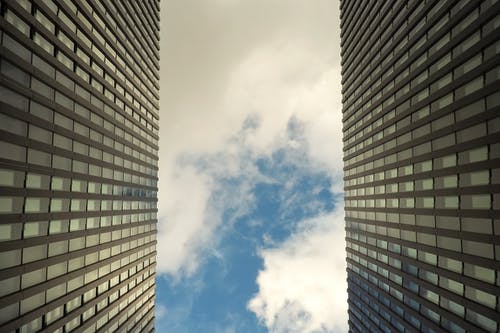 多云的天空下建筑物的蠕虫视角摄影 · 免费素材图片