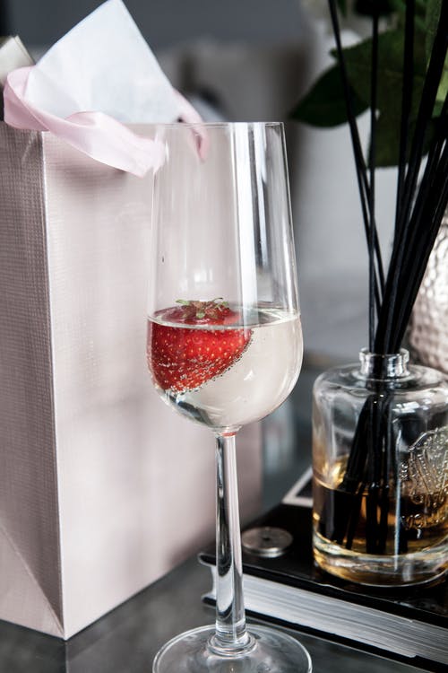 透明酒杯草莓在玻璃 · 免费素材图片