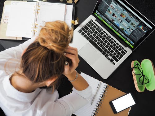 坐在macbook前面的女人 · 免费素材图片