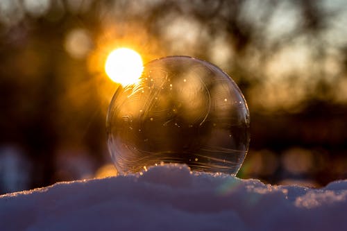 太阳反射在水中的散焦的图像 · 免费素材图片