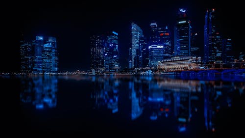 夜晚的蓝天照亮的城市景观 · 免费素材图片