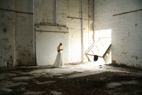 白色连衣裙的女人 · 免费素材图片