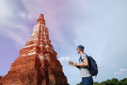 站在布朗塔旁边的人 · 免费素材图片