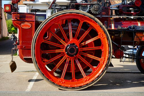 红色金属马车车轮 · 免费素材图片
