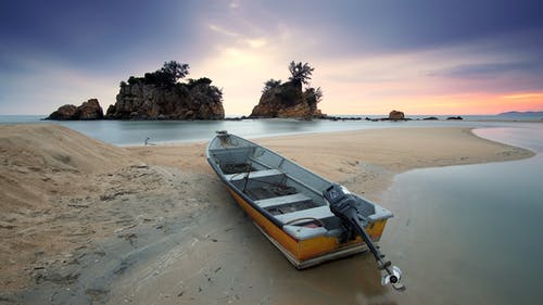 灰色和棕色的船停靠在海边 · 免费素材图片