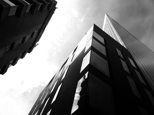 建筑物的灰度摄影 · 免费素材图片