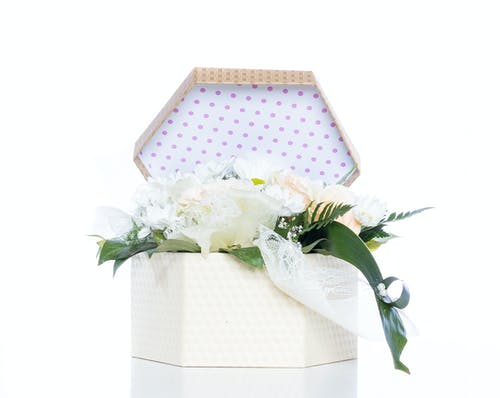 礼品盒内的白花 · 免费素材图片