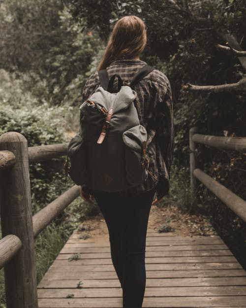 在携带backpac的桥上行走的女人 · 免费素材图片