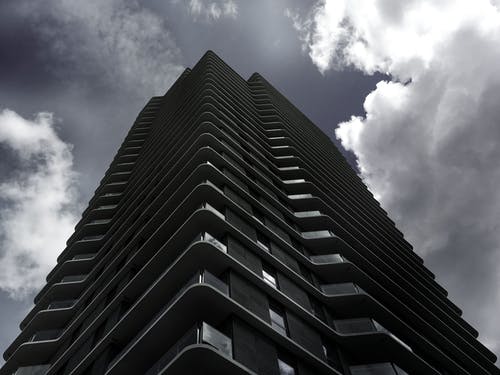 白云和灰云下的黑城大厦 · 免费素材图片