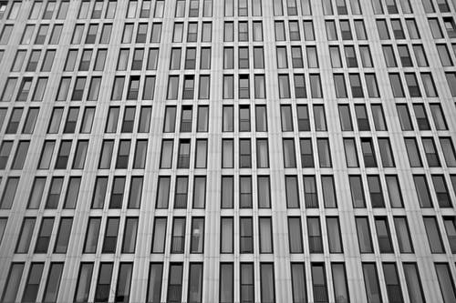 白色混凝土高层建筑的低角度照片 · 免费素材图片
