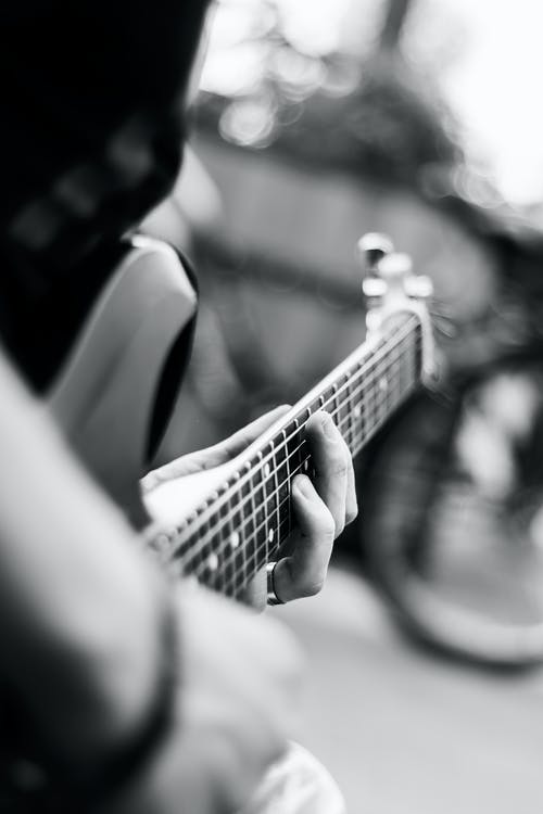 弹电吉他的人 · 免费素材图片
