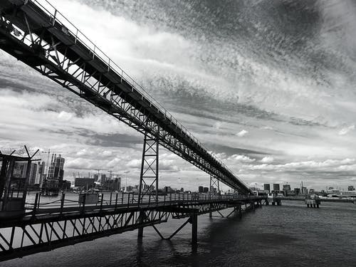 被水包围的桥梁的灰度照片 · 免费素材图片