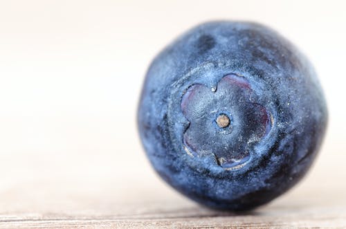蓝莓放在棕色的表面 · 免费素材图片