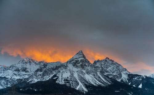 乌云密布的天空下的雪山 · 免费素材图片