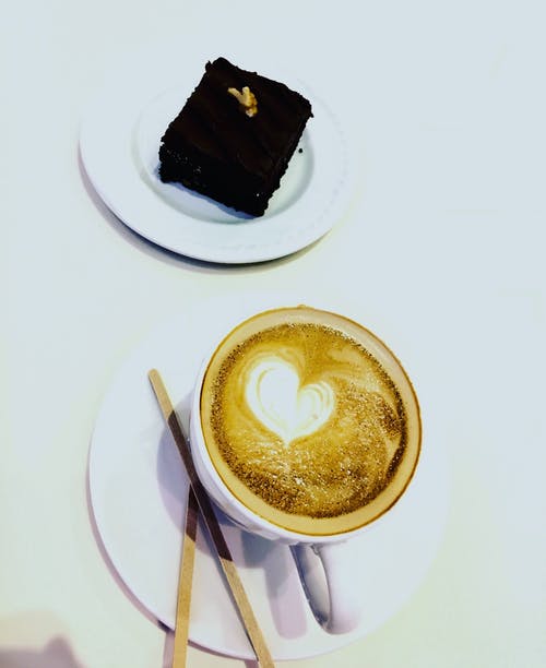 一块巧克力蛋糕和拿铁咖啡 · 免费素材图片