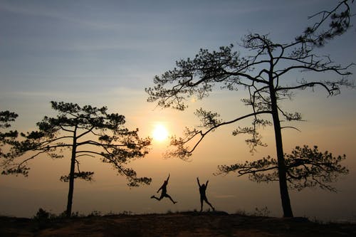 两人快乐和跳跃 · 免费素材图片