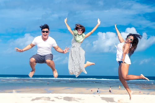 女人和男人在海边跳 · 免费素材图片