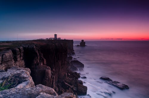 黎明时分悬崖附近的海洋风景 · 免费素材图片