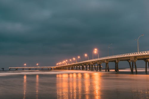 多云的天空下的桥 · 免费素材图片