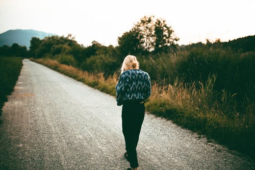 在草附近的道路上行走的女人 · 免费素材图片