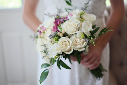 新娘抱着白玫瑰花束 · 免费素材图片