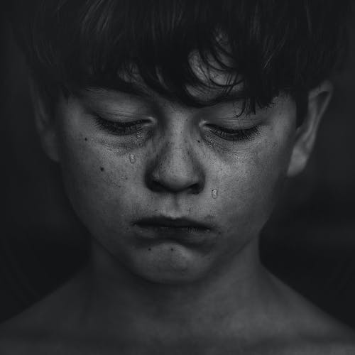 黑头发的男孩哭 · 免费素材图片