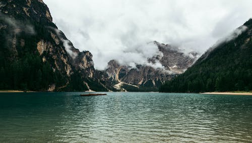 山附近的水域 · 免费素材图片