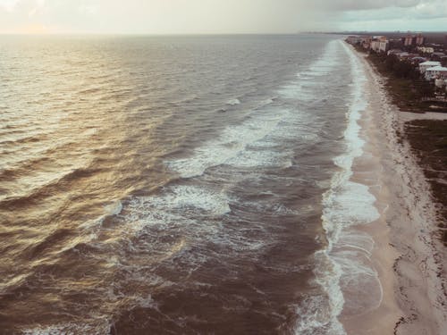 海浪和海滩海岸 · 免费素材图片