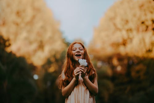 女孩举行白花 · 免费素材图片