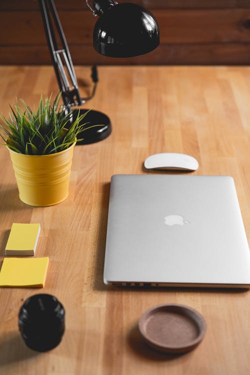 桌上的apple Magic Mouse鼠标旁边的银色macbook · 免费素材图片