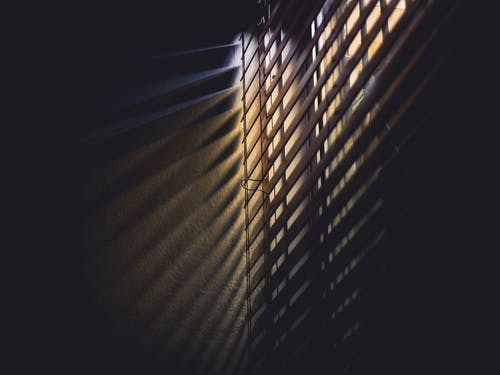 棕色百叶窗的微光摄影 · 免费素材图片